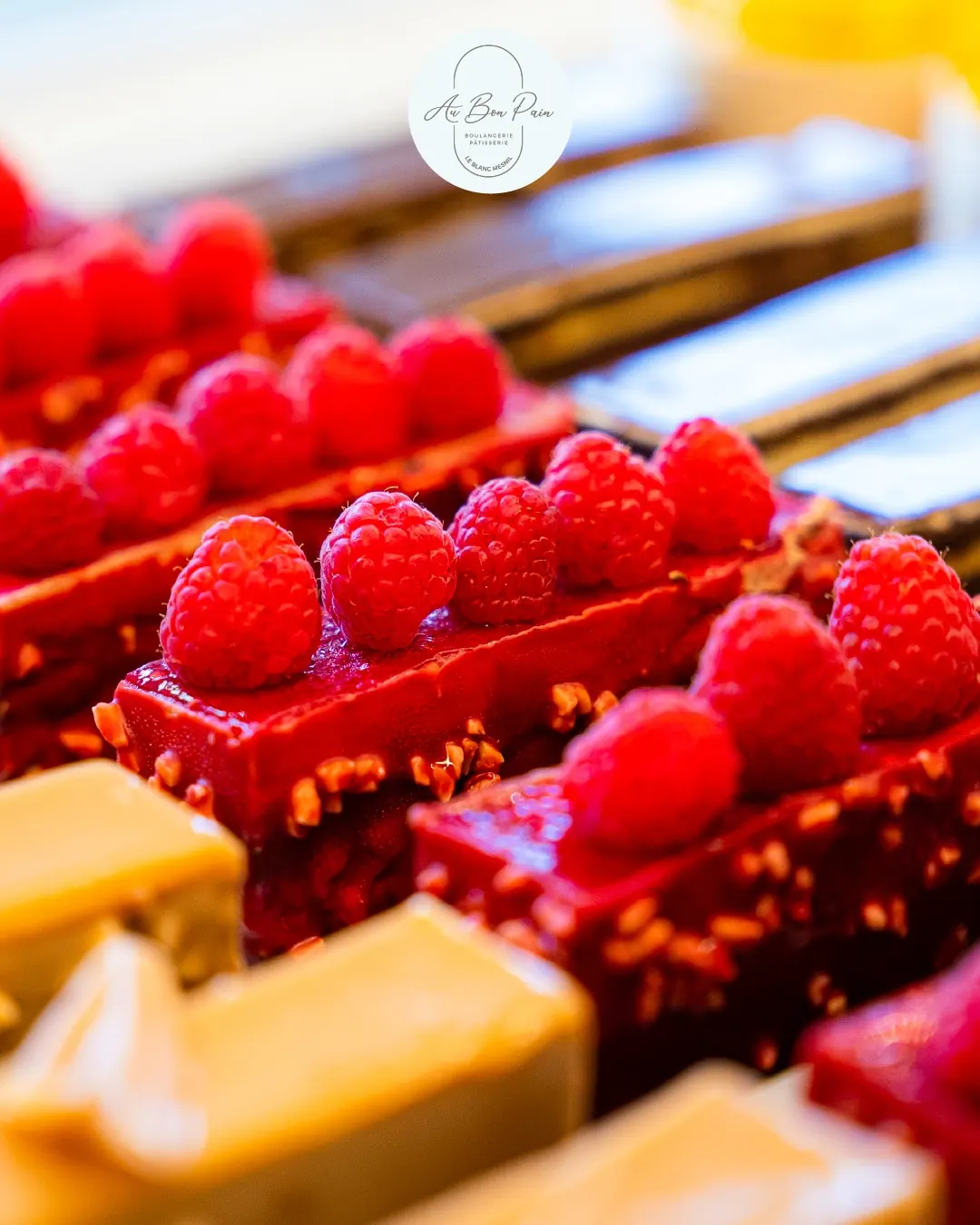 Pâtisseries à la framboise en vitrine
